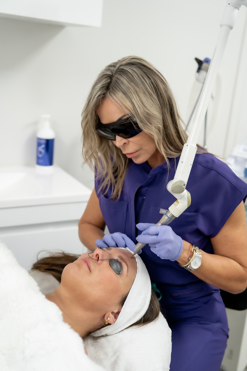 Traitement au laser Fotona chez Dermastructure à Blainville