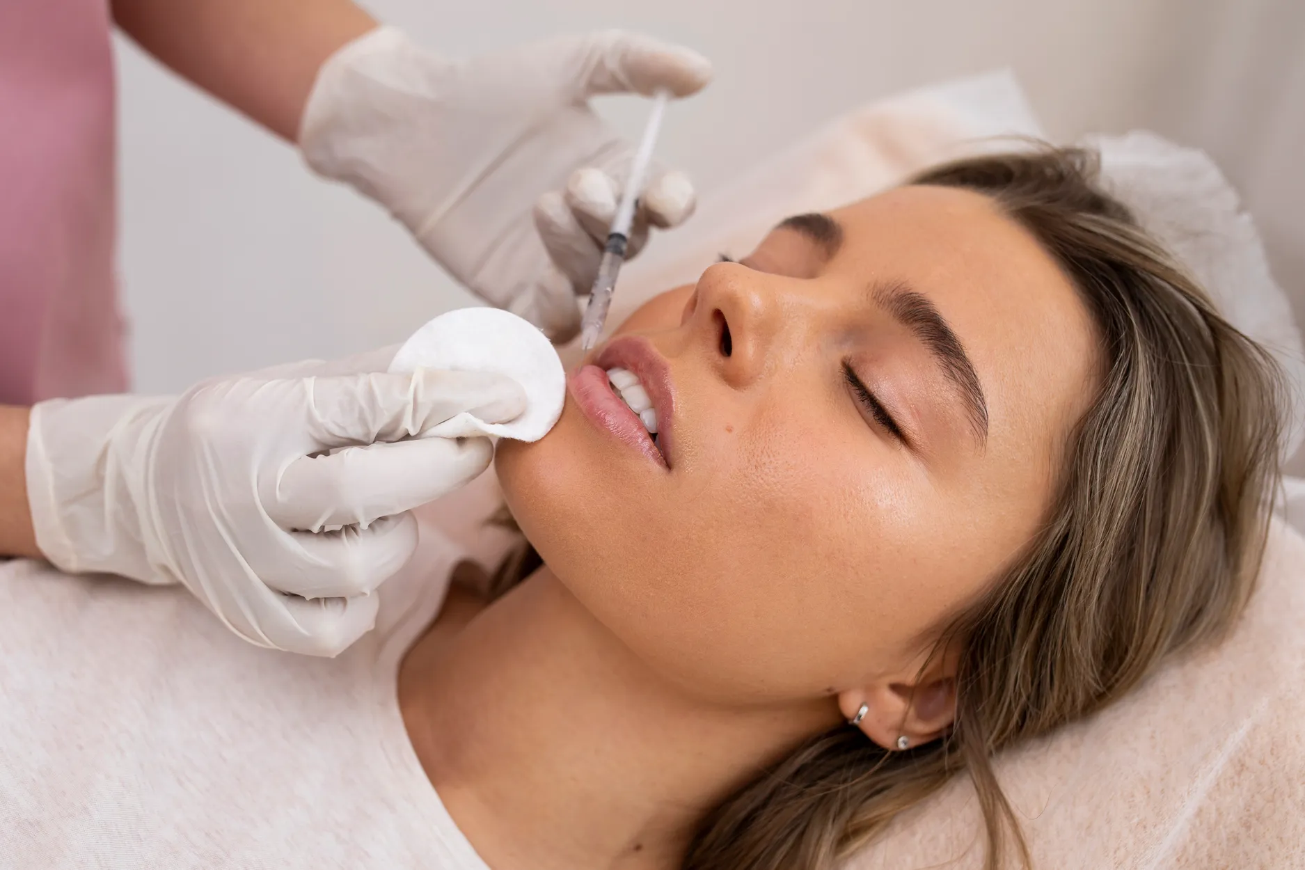 Consultation pour injections esthétiques des lèvres chez Dermastructure